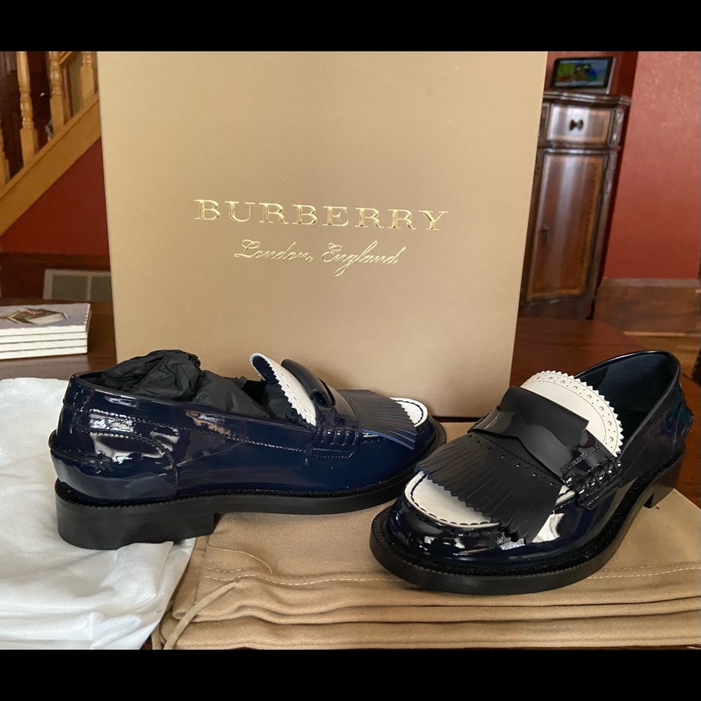 Burberry Sz 35 Bedmoore Patent Leather Navy and White Loafers